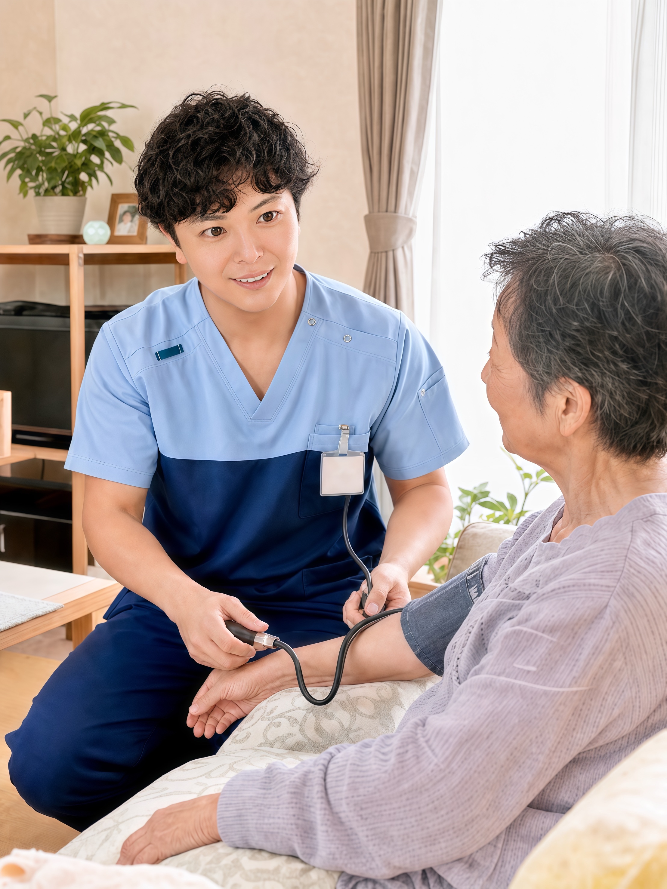 ご自宅で高齢女性の血圧を測定する男性看護師