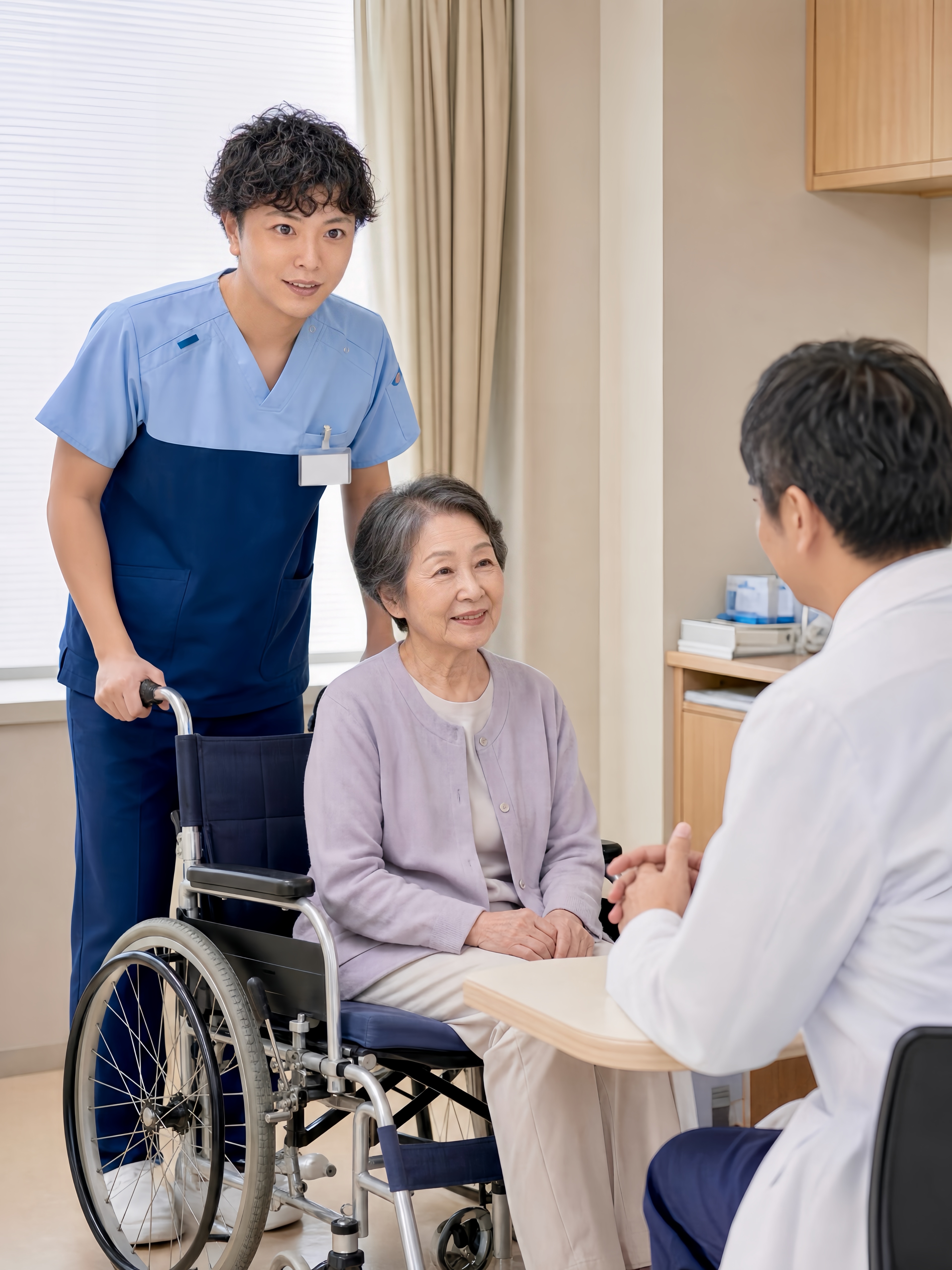 高齢女性の受診に同行する男性看護師
