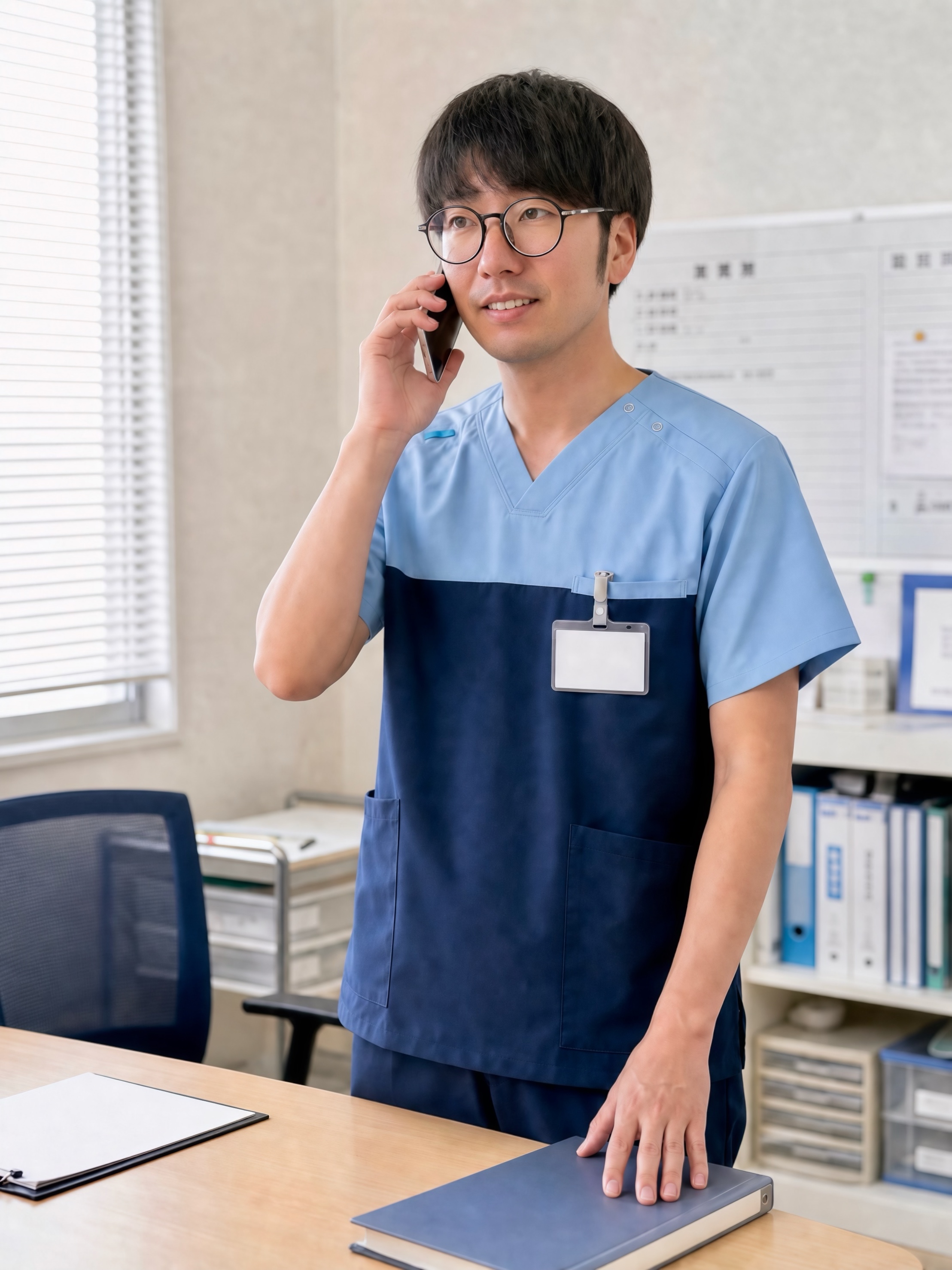 眼鏡をかけた男性が電話で相談を受ける様子